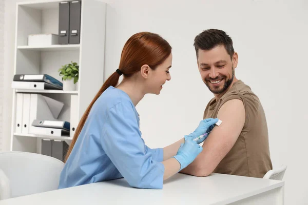 Lékař Podávající Pacientovi Klinice Vakcínu Proti Hepatitidě — Stock fotografie