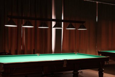 Kulüpte boş yeşil bilardo masaları. Havuz Oyunu