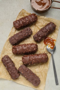 Karamelli ve fındıklı çikolatalar.