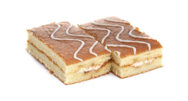 Lezzetli ev yapımı sünger kekleri beyaza izole edilmiş.