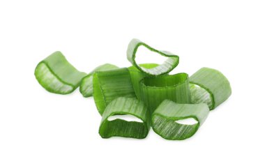 Beyaz arka planda taze taze soğan doğranmış.