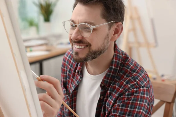 Homem Pintando Sobre Tela Estúdio Passatempo Criativo — Fotografia de Stock