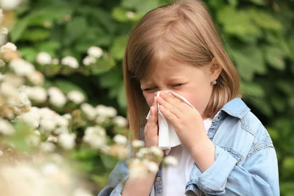 Little Girl Suffering Seasonal Pollen Allergy Blossoming Tree Spring Day — Stock Photo, Image