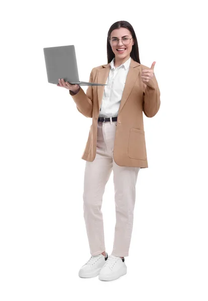 Krásná Šťastná Podnikatelka Notebookem Ukazující Palce Nahoru Bílém Pozadí — Stock fotografie