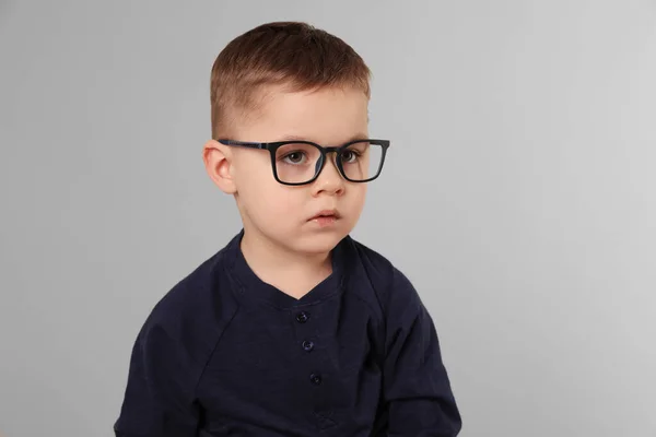 Aranyos Kisfiú Szemüvegben Világosszürke Háttér — Stock Fotó