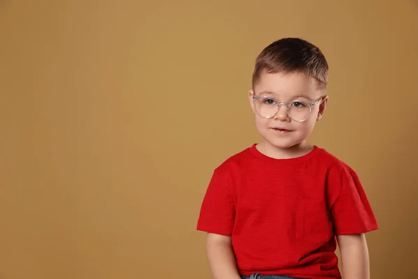 Netter Kleiner Junge Brille Auf Blassbraunem Hintergrund Raum Für Text — Stockfoto