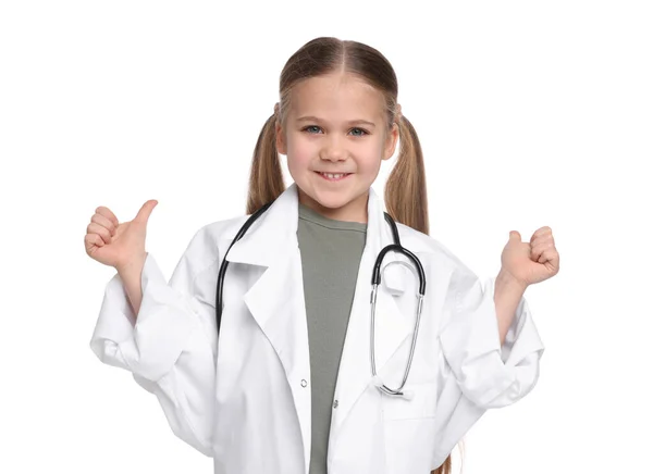 Malá Dívka Lékařské Uniformě Stetoskopem Ukazující Palce Nahoru Bílém Pozadí — Stock fotografie
