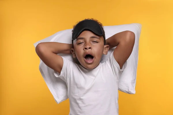 Junge Mit Kopfkissen Und Schlafmaske Gähnt Auf Gelbem Hintergrund Schlaflosigkeit — Stockfoto