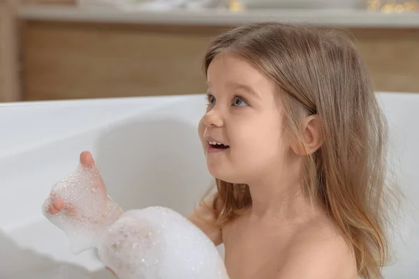 Aranyos Kislány Habos Fürdőt Vesz Otthon Hajmosás — Stock Fotó