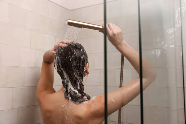 Жінка Миє Волосся Приймаючи Душ Вдома Вид Ззаду — стокове фото