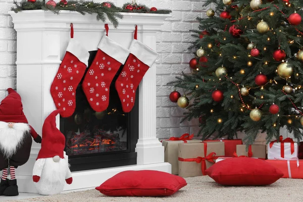 ツリーとクリスマスのために装飾された暖炉付きの居心地の良い部屋 インテリアデザイン — ストック写真