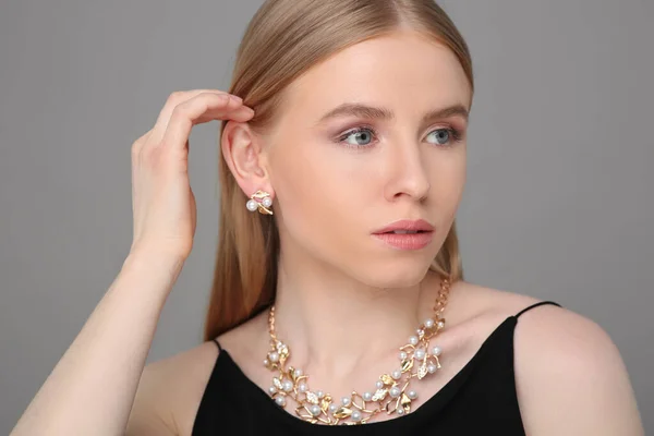 Mooie Jonge Vrouw Met Elegante Sieraden Grijze Achtergrond — Stockfoto