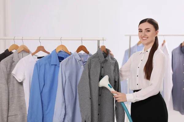 Vrouw Stomend Shirt Hanger Kamer — Stockfoto
