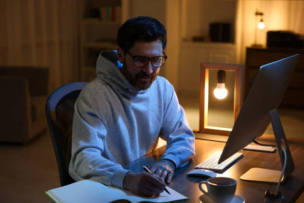 Işyerinde Geceleri Odasındaki Ahşap Masada Bilgisayarla Çalışırken Alan Bir Adam — Stok fotoğraf