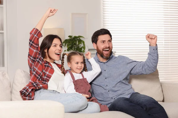 Podekscytowana Rodzina Ogląda Telewizję Kanapie Domu — Zdjęcie stockowe