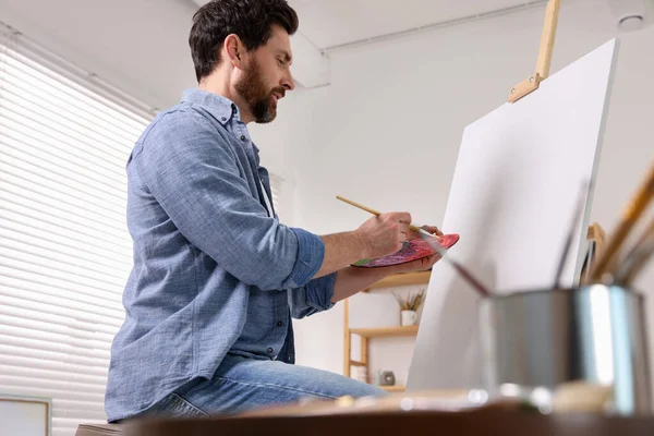 Ζωγραφίζει Στούντιο Χαμηλή Γωνία Χρησιμοποιώντας Easel Για Κρατήσει Καμβά — Φωτογραφία Αρχείου
