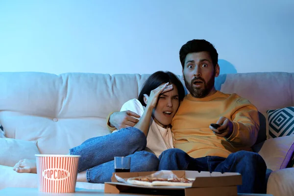 Przerażona Para Ogląda Telewizję Popcornem Pizzą Kanapie — Zdjęcie stockowe