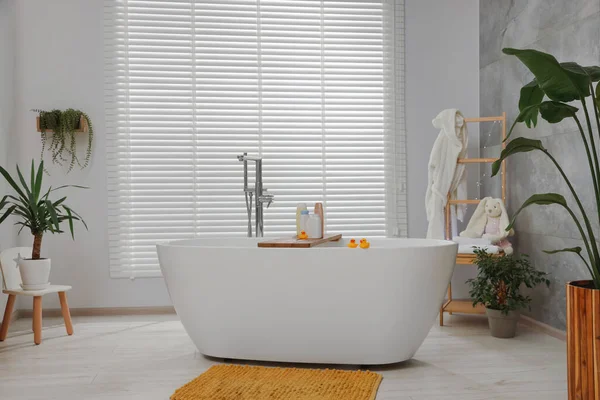 Interior Elegante Banheiro Com Bela Banheira Elementos Decoração — Fotografia de Stock