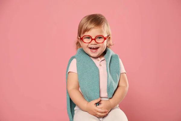 Schattig Klein Meisje Bril Roze Achtergrond — Stockfoto
