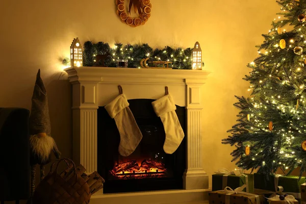 Elegante Chimenea Cerca Del Árbol Navidad Decorado Accesorios Habitación Acogedora —  Fotos de Stock