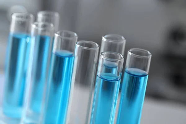 Tubos Ensaio Com Líquido Azul Claro Laboratório Close — Fotografia de Stock