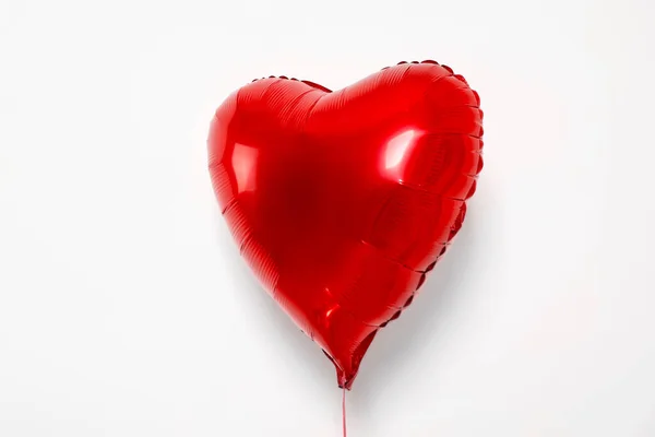 Rode Hartvormige Ballon Witte Achtergrond — Stockfoto