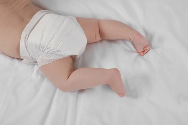 Liten Bebis Blöja Liggande Sängen Ovanifrån — Stockfoto