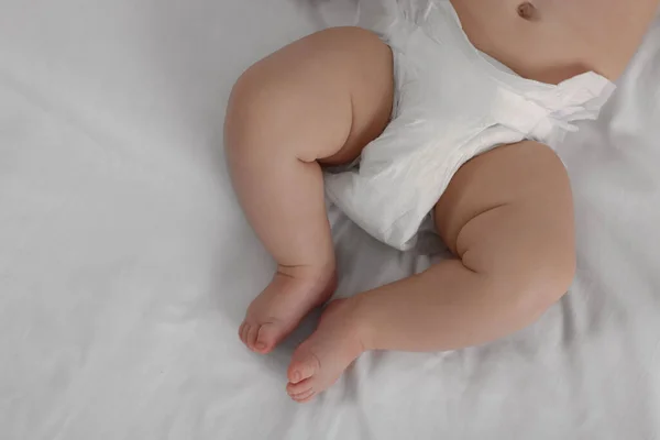 Pequeño Bebé Pañal Acostado Cama Vista Superior —  Fotos de Stock