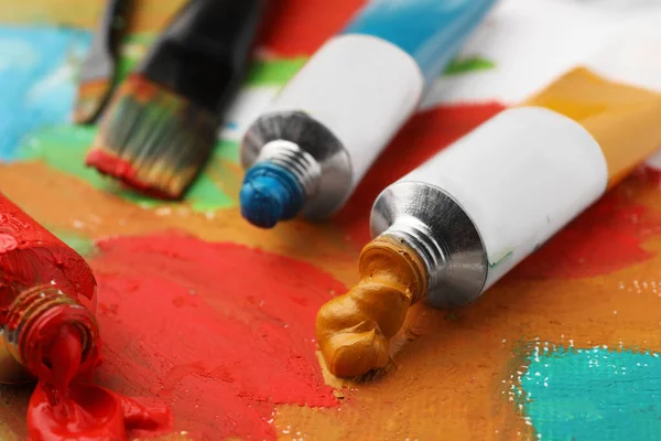Renkli Yağlı Boya Tüpleri Soyut Resimlerle Tuvale Fırçalar Yakın Plan — Stok fotoğraf