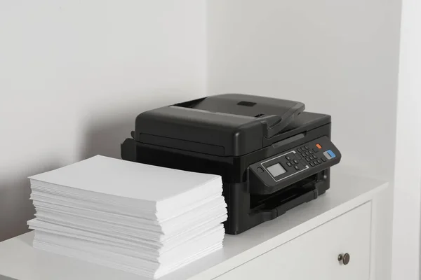 Modern Yazıcı Kağıt Kağıtlar Beyaz Çekmeceler Kapalı — Stok fotoğraf