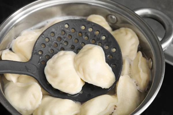 Koken Heerlijke Dumplings Varenyky Skimmer Pot Close — Stockfoto