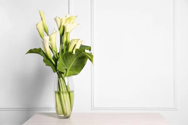 Schöne Calla Lilienblüten Der Vase Auf Dem Tisch Platz Für — Stockfoto