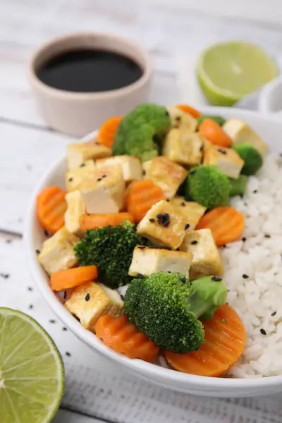 Bol Riz Avec Tofu Frit Brocoli Carottes Sur Table Bois — Photo