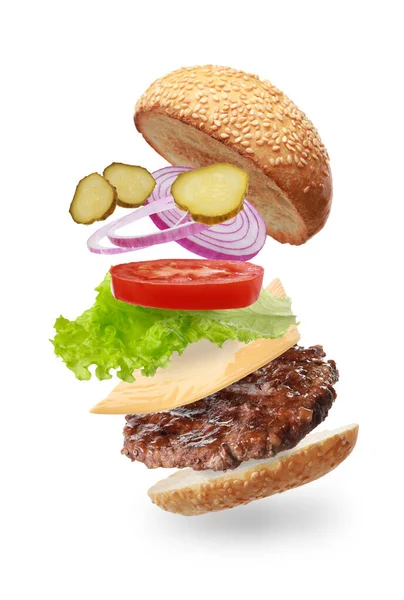 Lahodný Burger Různými Létajícími Ingrediencemi Bílém Pozadí — Stock fotografie