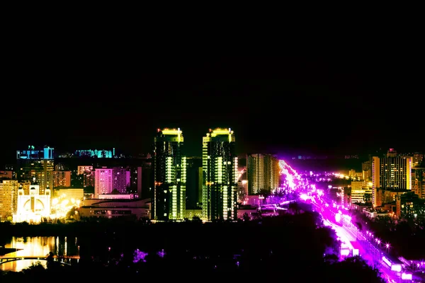 Темный Город Красивыми Неоновыми Огнями Современный Метрополис — стоковое фото