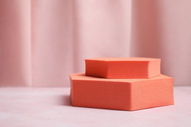 Pembe mermer masada turuncu geometrik şekiller, yazı için boşluk. Ürün için stil sunumu