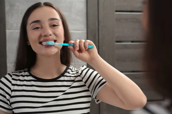 Junge Frau Putzt Sich Badezimmer Mit Plastikzahnbürste Neben Spiegel Die — Stockfoto