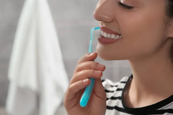 Jovem Escovar Dentes Com Escova Dentes Plástico Banheiro Close — Fotografia de Stock