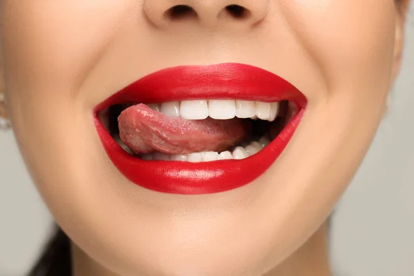 Dilini Arka Planda Gösteren Kadın Yakın Plan — Stok fotoğraf