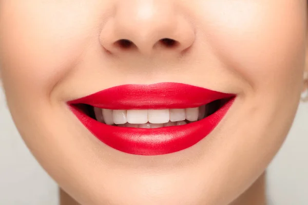 Lächelnde Frau Mit Gesunden Zähnen Auf Hellem Hintergrund Nahaufnahme — Stockfoto