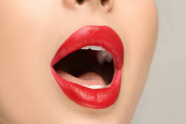 明るい背景に赤い口紅を持つ女性 クローズアップ — ストック写真