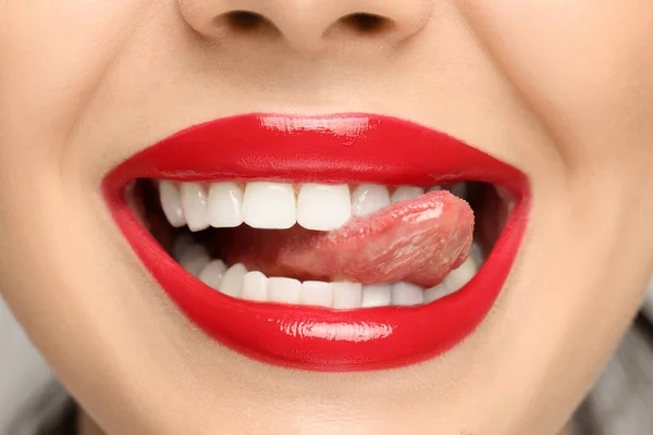 Frau Mit Rotem Lippenstift Zeigt Ihre Zunge Nahaufnahme — Stockfoto