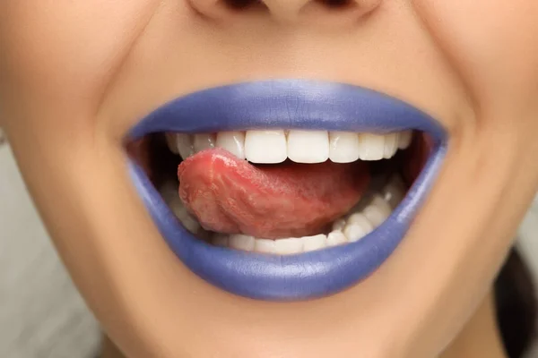 Frau Mit Blauem Lippenstift Zeigt Ihre Zunge Nahaufnahme — Stockfoto