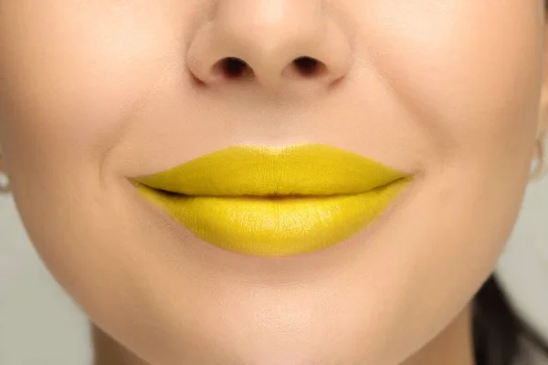 Vrouw Met Gele Lippenstift Lichte Achtergrond Close — Stockfoto