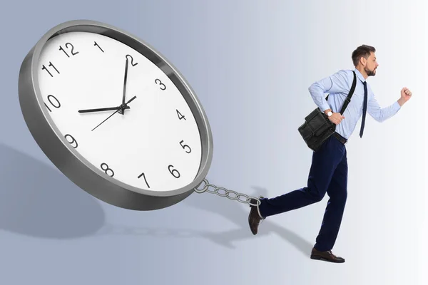 Gestão Pontual Empresário Fugindo Relógio Perseguindo Porque Ele Acorrentado Dispositivo — Fotografia de Stock