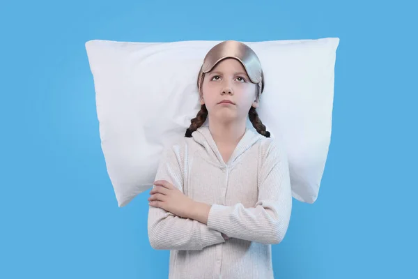 Mädchen Mit Schlafmaske Und Kopfkissen Auf Hellblauem Hintergrund Schlaflosigkeit — Stockfoto