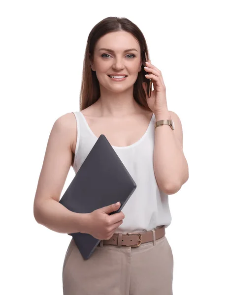 Krásná Podnikatelka Notebookem Mluvit Smartphone Proti Bílému Pozadí — Stock fotografie