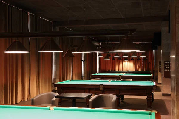 クラブで緑のビリヤード台を空にします プールゲーム — ストック写真