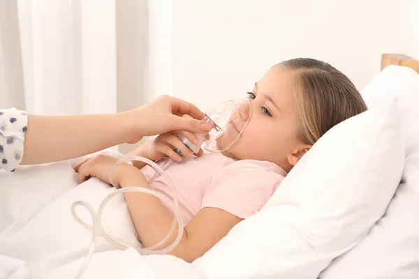 Anne Hasta Kızına Yatak Odasında Nebulizör Solumasında Yardım Ediyor — Stok fotoğraf