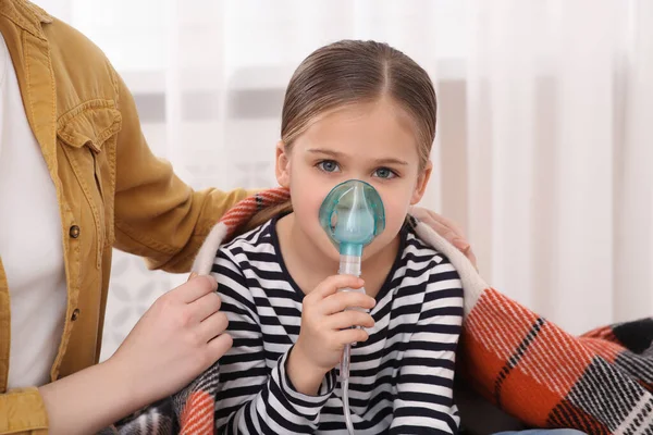 Madre Cubriendo Hija Con Cuadros Mientras Usa Nebulizador Para Inhalación — Foto de Stock